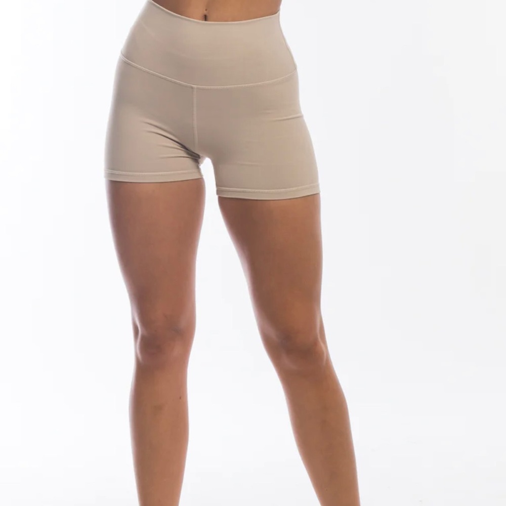 Echt scrunch force shorts in taupe